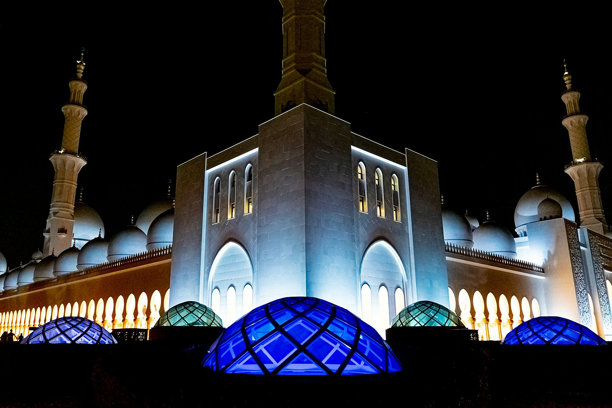 La Grande Moschea dello sceicco Zayed, ad Abu Dhabi, di notte